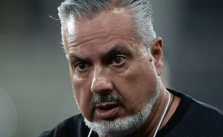 José Boto confronta jogadores do Flamengo sobre a saída de Filipe Luís