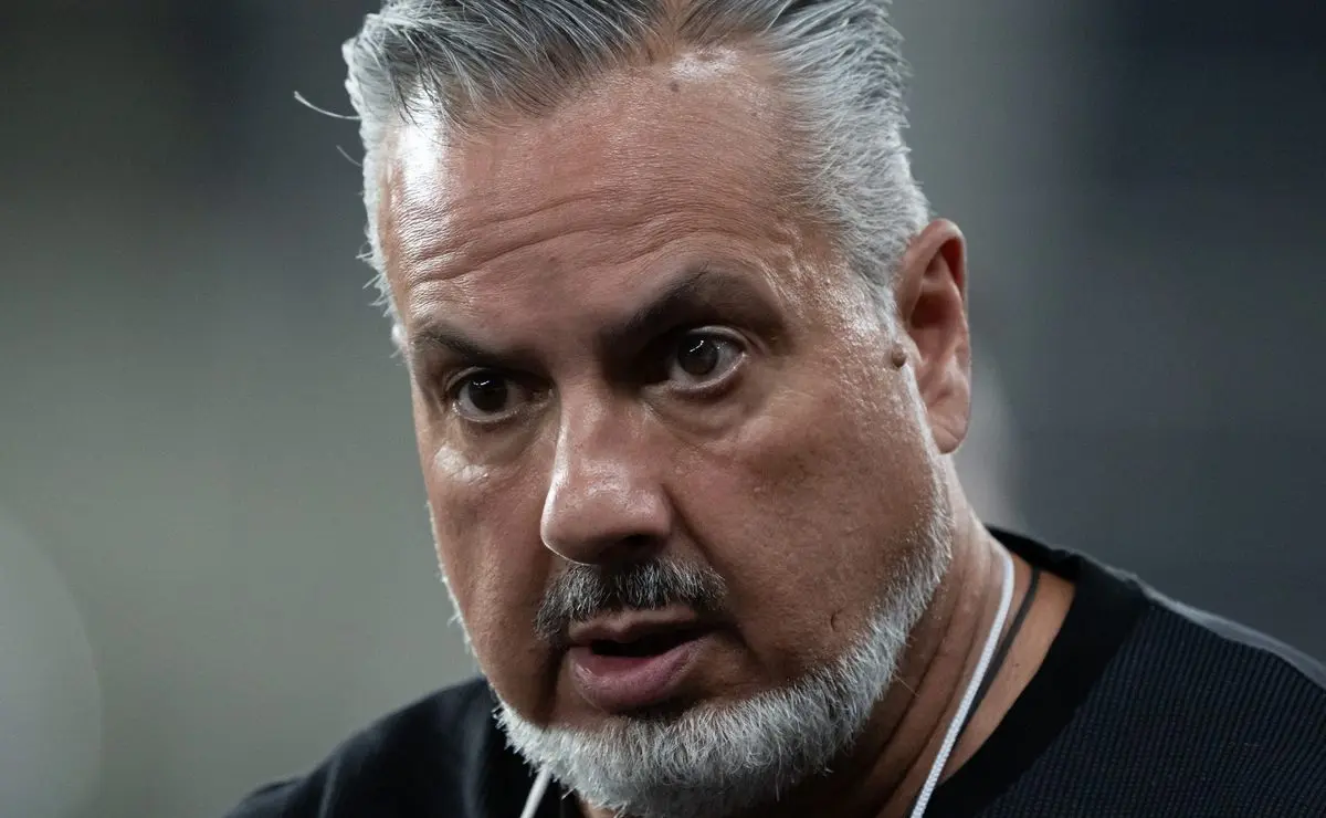 José Boto confronta jogadores do Flamengo sobre a saída de Filipe Luís José Boto confronta jogadores do Flamengo sobre a saída de Filipe Luís