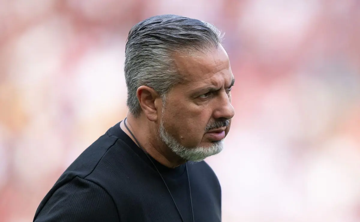 José Boto mantém prestígio no Flamengo e permanece no clube. José Boto mantém prestígio no Flamengo e permanece no clube.