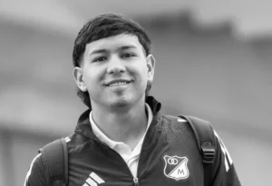 Jovem jogador do Millonarios morre após mal-estar em campo Jovem jogador do Millonarios morre após mal-estar em campo