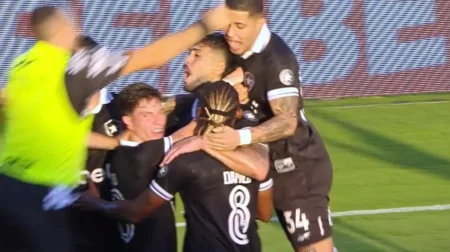 Justino é atingido por Arthur Cabral em comemoração de gol do Botafogo; veja o vídeo