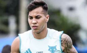 Kaio Jorge é desfalque do Cruzeiro contra o Athletico-PR; problema no pé preocupa.