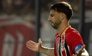 Lance controverso entre Calleri e Gabriel, em RB Bragantino x São Paulo, chama atenção de torcedores