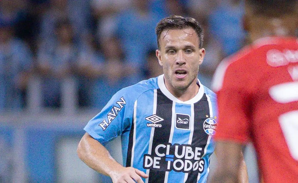 Lance polêmico de Arthur com Borré e decisão da arbitragem geram repercussão após o GreNal Lance polêmico de Arthur com Borré e decisão da arbitragem geram repercussão após o GreNal