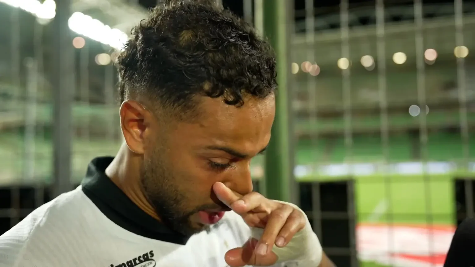 Lateral do Atlético-MG, Renan Lodi emociona-se, relata drama pessoal e dedica classificação à avó: "É para ela"
