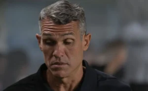 Lazaroni analisa atuação de Cauan Barros e admite erros em pênaltis no clássico. Lazaroni analisa atuação de Cauan Barros e admite erros em pênaltis no clássico.