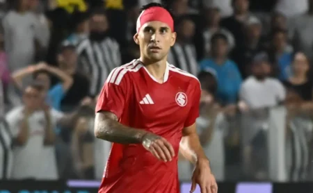 Lédio Carmona sugere Rodrigo Villagra como titular do Internacional após atuação contra o Santos