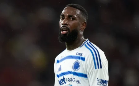 Leitura labial revela recusa de Gerson à camisa do Flamengo entregue por Evertton Araújo: “Não dá, irmão”