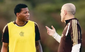 Leonardo Jardim e Gonzalo Plata em diálogo no primeiro treino do Flamengo