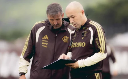 Leonardo Jardim recebe relatório de olheiros do Flamengo com opções de atacantes até 27 de março