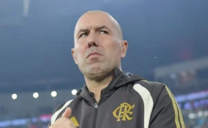 Leonardo Jardim acompanha decisão do Botafogo no clássico; Leo Linck é substituído por Anselmi