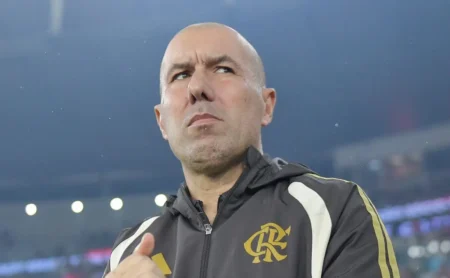 Leonardo Jardim acompanha decisão do Botafogo no clássico; Leo Linck é substituído por Anselmi