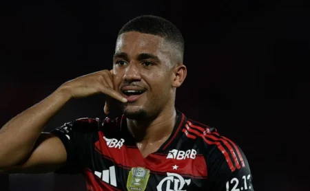 Leonardo Jardim exalta Samuel Lino após vitória do Flamengo e projeta sua recuperação