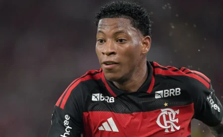 Leonardo Jardim dispensa Gonzalo Plata de Corinthians x Flamengo por decisão técnica e indisciplina.