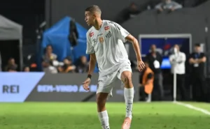 Lesão de Vinicius Lira dificulta contratação de lateral-esquerdo pelo Santos Lesão de Vinicius Lira dificulta contratação de lateral-esquerdo pelo Santos