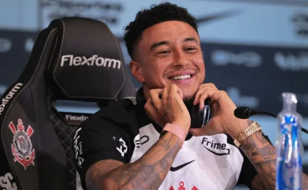 Lingard brinca com semelhança na comemoração com Flaco López e convida à imitação
