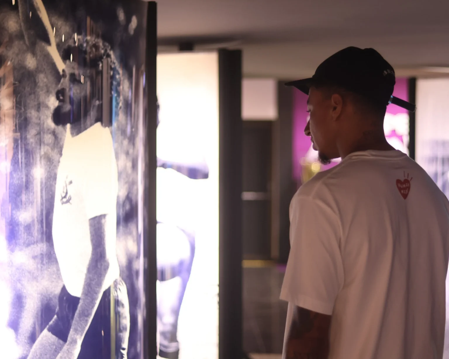 Lingard conhece a história do Corinthians em visita ao museu do clube