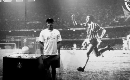 Lingard visita memorial do Corinthians e conhece a história do clube no Parque São Jorge