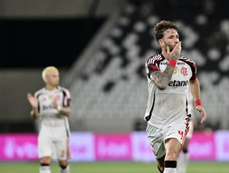 Léo Pereira revela "frio na barriga" e sonho com gol de falta, após observação de Ancelotti