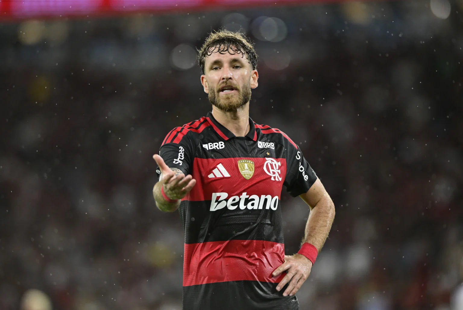 Léo Pereira e Pulgar são desfalques do Flamengo contra o Corinthians