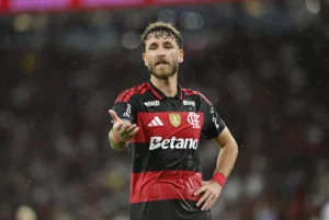 Léo Pereira e Pulgar são desfalques do Flamengo contra o Corinthians