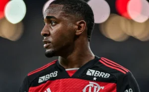 Lorran recebe sondagens e futuro no Flamengo será avaliado por Leonardo Jardim