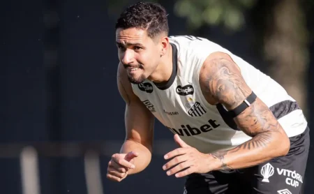 Lucas Veríssimo se aproxima da titularidade após atuação no clássico contra o Corinthians
