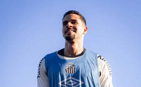 Lucas Veríssimo detalha condição física e não confirma estreia pelo Santos: “Precisam entender”