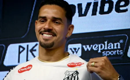 Lucas Veríssimo se destaca em reestreia pelo Santos e já impressiona