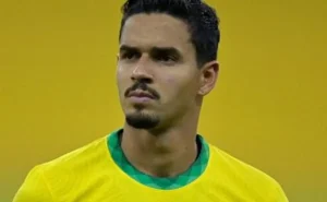 Lucas Veríssimo é o último reforço do Santos para o mercado da bola Lucas Veríssimo é o último reforço do Santos para o mercado da bola