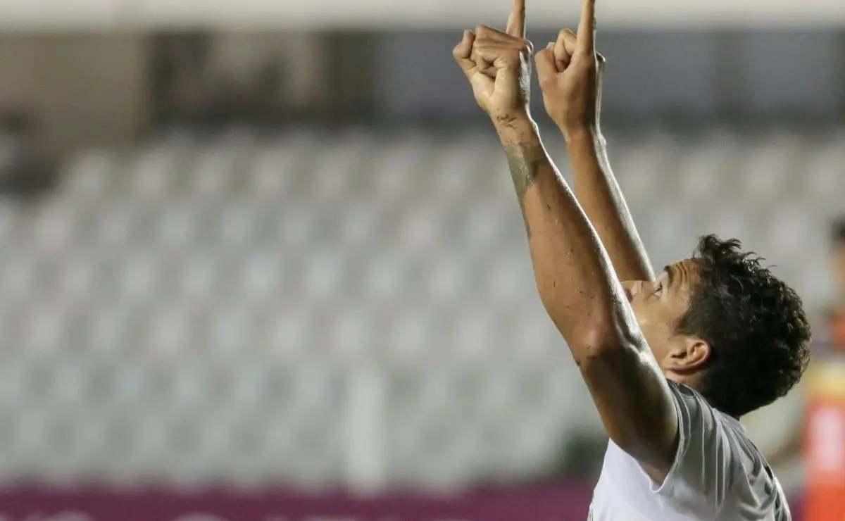 Lucas Veríssimo é relacionado e pode voltar a jogar pelo Santos no clássico Lucas Veríssimo é relacionado e pode voltar a jogar pelo Santos no clássico