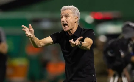 Luis Castro aponta falhas do Grêmio e define meta para o Brasileirão 2026