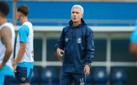 Luis Castro consolida base no Grêmio e assume protagonismo no projeto de futuro
