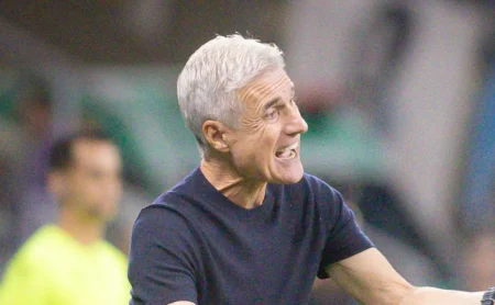 Luis Castro arma o Grêmio em formação ofensiva e aposta nas jogadas pelas laterais