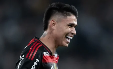 Luiz Araújo provoca após vitória do Flamengo sobre o Fluminense: “A gente não fala, a gente trabalha” Luiz Araújo provoca após vitória do Flamengo sobre o Fluminense: “A gente não fala, a gente trabalha”