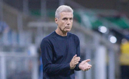 Luís Castro preserva base, promove ajustes e garante vitória do Grêmio sobre o Internacional no Gauchão