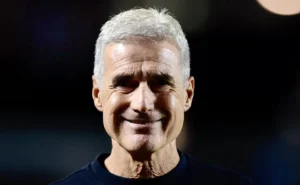 Luís Castro se adapta rapidamente ao Grêmio, elogia a base e define mudanças no elenco.