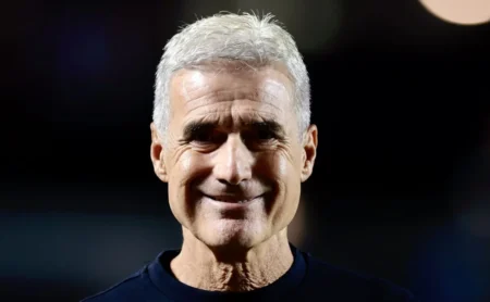 Luís Castro se adapta rapidamente ao Grêmio, elogia a base e define mudanças no elenco.