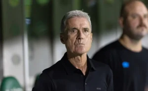 Luís Castro aposta na manutenção da equipe e Grêmio empata com a Chapecoense no Brasileirão Luís Castro aposta na manutenção da equipe e Grêmio empata com a Chapecoense no Brasileirão