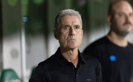 Luís Castro aposta na manutenção da equipe e Grêmio empata com a Chapecoense no Brasileirão