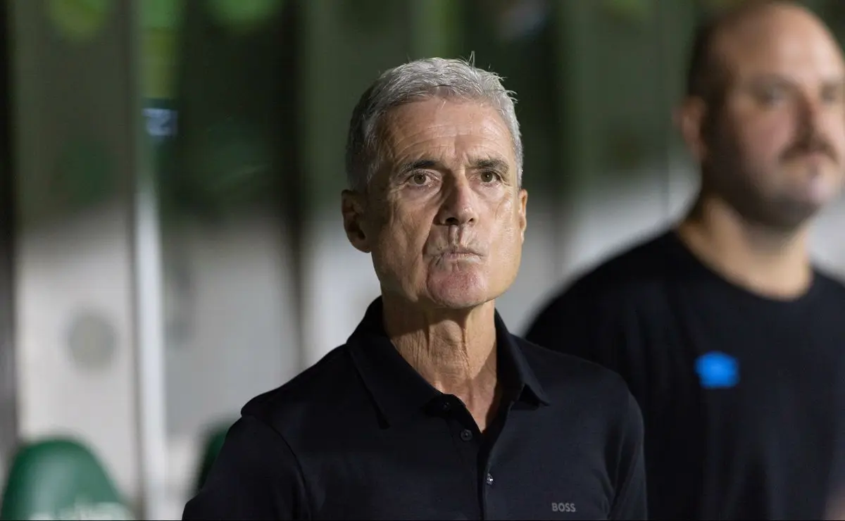 Luís Castro aposta na manutenção da equipe e Grêmio empata com a Chapecoense no Brasileirão Luís Castro aposta na manutenção da equipe e Grêmio empata com a Chapecoense no Brasileirão