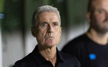 Luís Castro impede retorno e Grêmio esvazia esperança em Mayk para substituir Marlon Luís Castro impede retorno e Grêmio esvazia esperança em Mayk para substituir Marlon