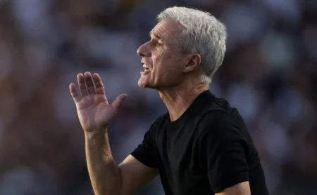 Luís Castro critica desempenho do Grêmio fora de casa e detalha falhas técnicas: “Não há como esconder”