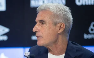 Luís Castro em risco no Grêmio; Atalanta observa Noriega