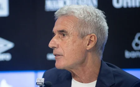 Luís Castro em risco no Grêmio; Atalanta observa Noriega