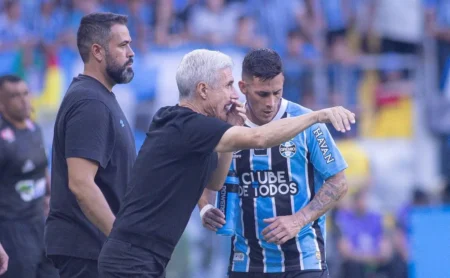 Luís Castro explora superioridade numérica em Gre-Nal, e Grêmio amplia vantagem sobre o Inter Luís Castro explora superioridade numérica em Gre-Nal, e Grêmio amplia vantagem sobre o Inter