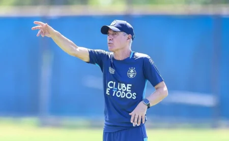 Luís Castro busca primeiro título no Brasil com o Grêmio, quebrando jejum de 20 anos no Beira-Rio Luís Castro busca primeiro título no Brasil com o Grêmio, quebrando jejum de 20 anos no Beira-Rio