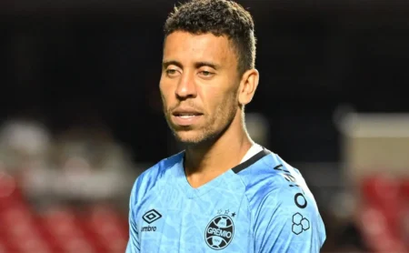 Marcos Rocha permanece no Grêmio, mesmo com a perda de espaço no time.