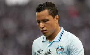 Marlon deve retornar aos gramados somente após agosto e é desfalco do Grêmio por longo período.