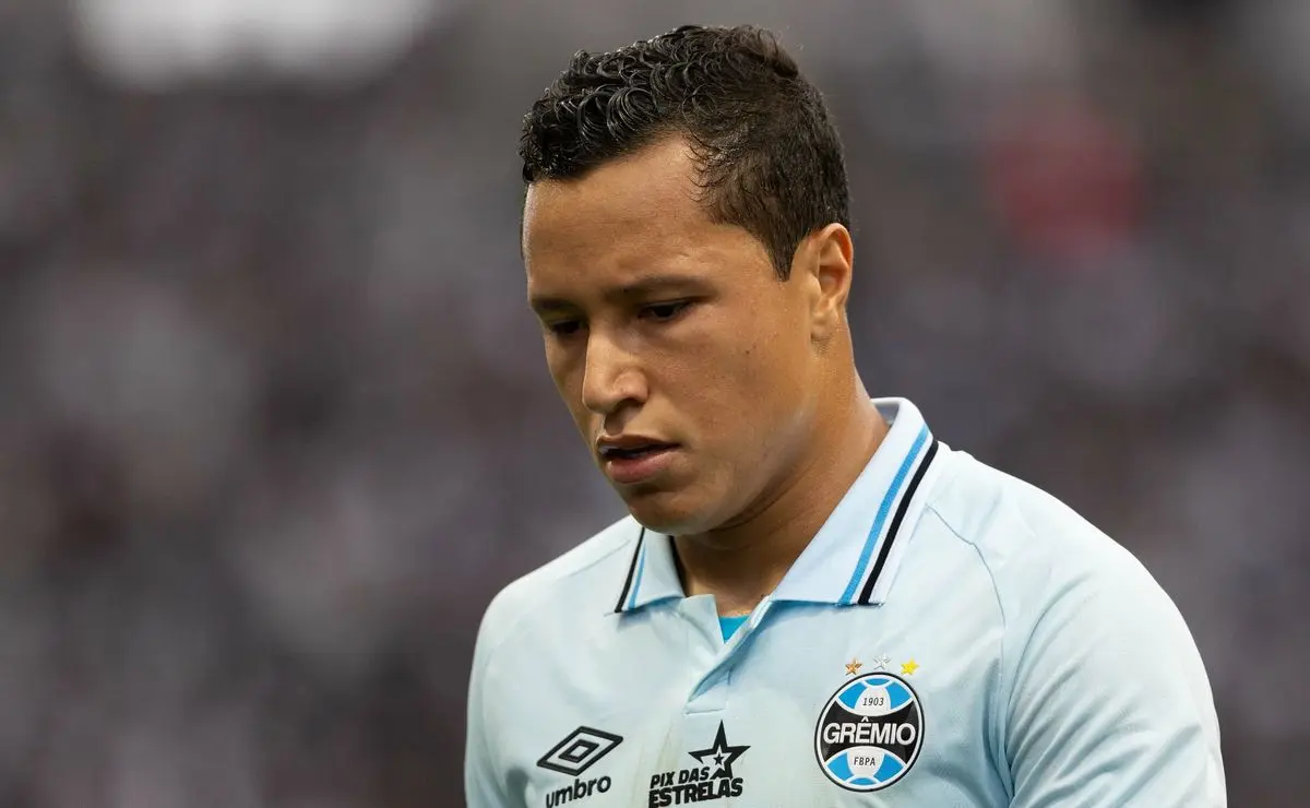 Marlon deve retornar aos gramados somente após agosto e é desfalco do Grêmio por longo período. Marlon deve retornar aos gramados somente após agosto e é desfalco do Grêmio por longo período.